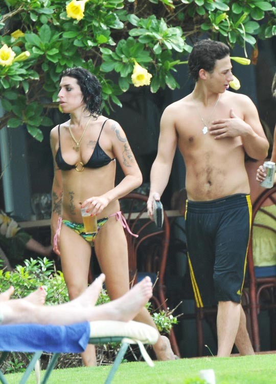 Amy winehouse jugando con sus tetas desnudas en la playa
 #75376484