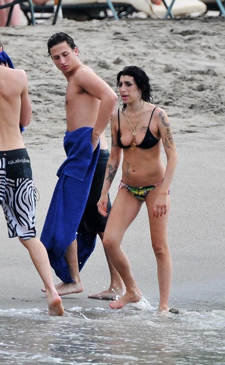 Amy winehouse jouant avec ses seins nus sur la plage
 #75376490