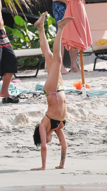 Amy winehouse jugando con sus tetas desnudas en la playa
 #75376496