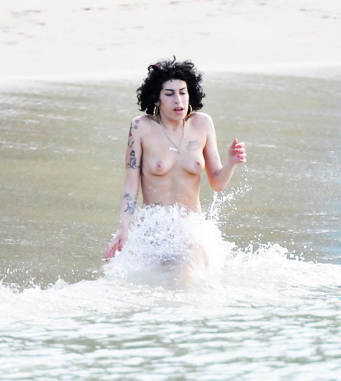 Amy winehouse jugando con sus tetas desnudas en la playa
 #75376539