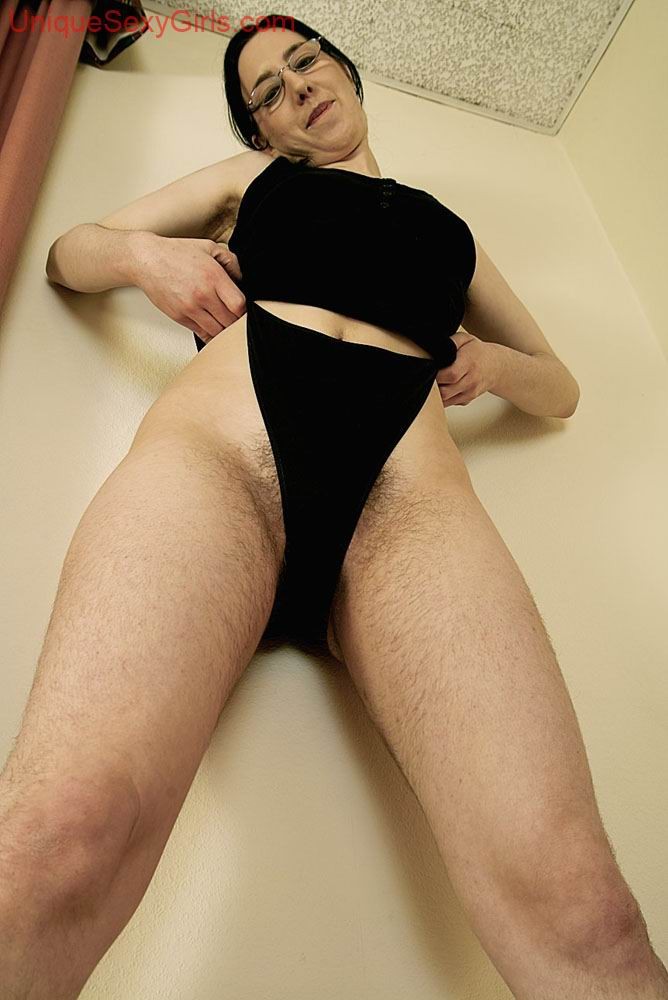 Nena muy hirsuta mostrando
 #74890930