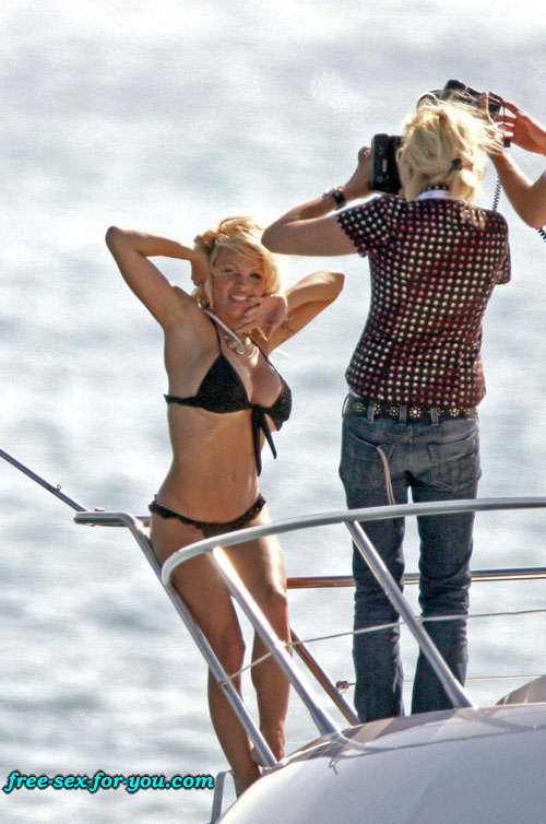 Pamela Anderson zeigt Höschen Upskirt und Oben-ohne-Paparazzi-Bilder
 #75434782