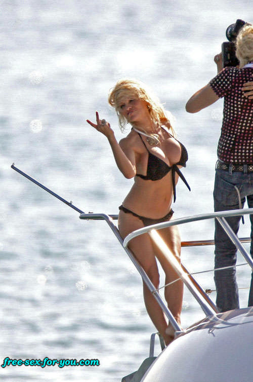 Pamela Anderson zeigt Höschen Upskirt und Oben-ohne-Paparazzi-Bilder
 #75434786