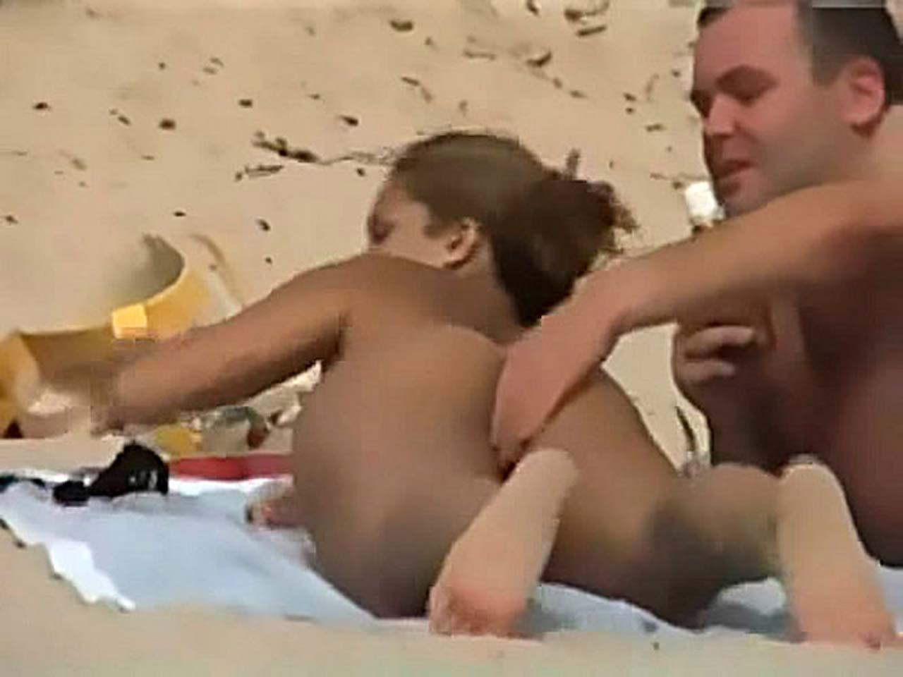 Clara morgane exponiendo su coño afeitado en la playa con las piernas abiertas
 #75323965
