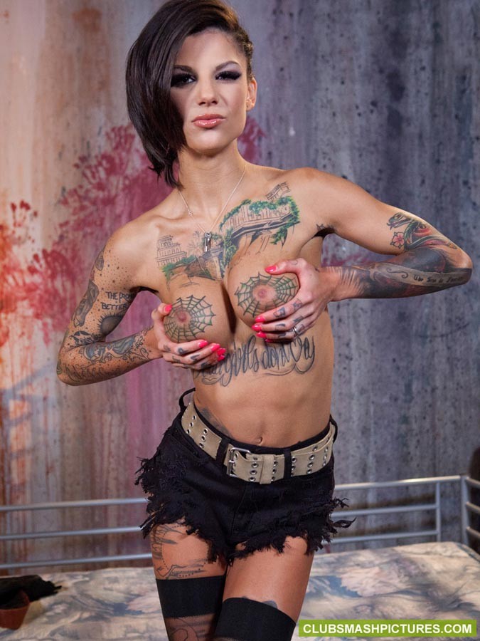 Bonnie rotten und nikki hearts spielen mit dem kaninchen
 #76167945