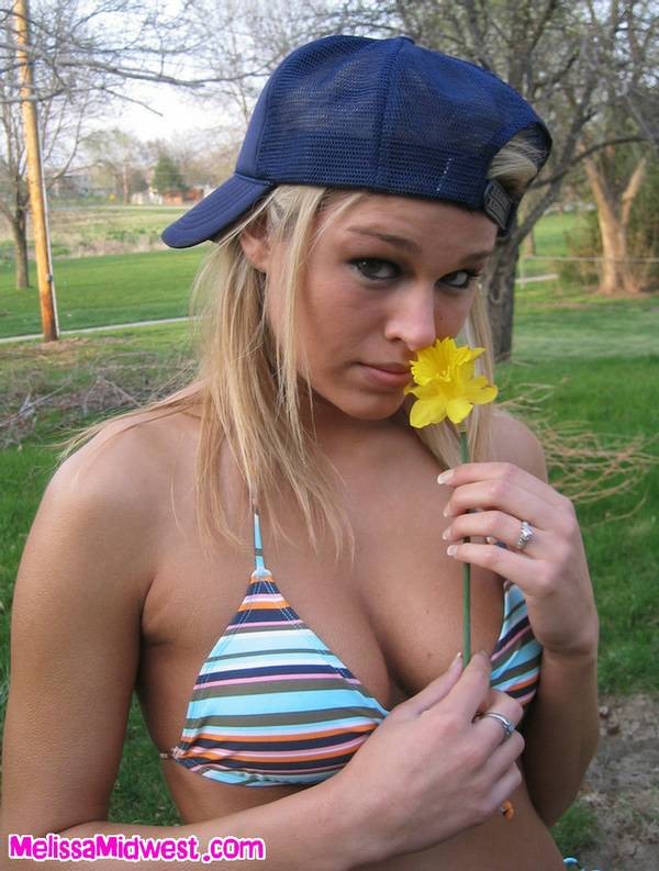 Rubia caliente posando al aire libre
 #74063914