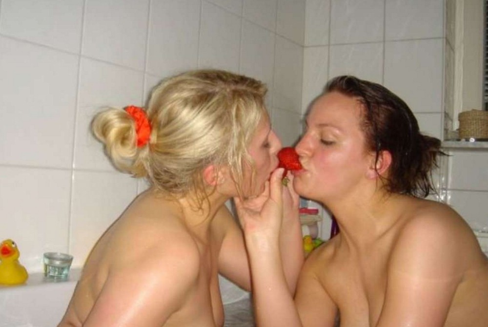 Frische Amateur-Mädchen zeigen freche Titten und rasierte Muschis
 #77105451