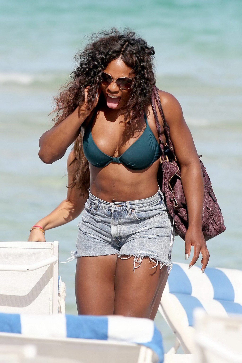 Serena williams busty indossando bikini alla spiaggia del sud #75295923