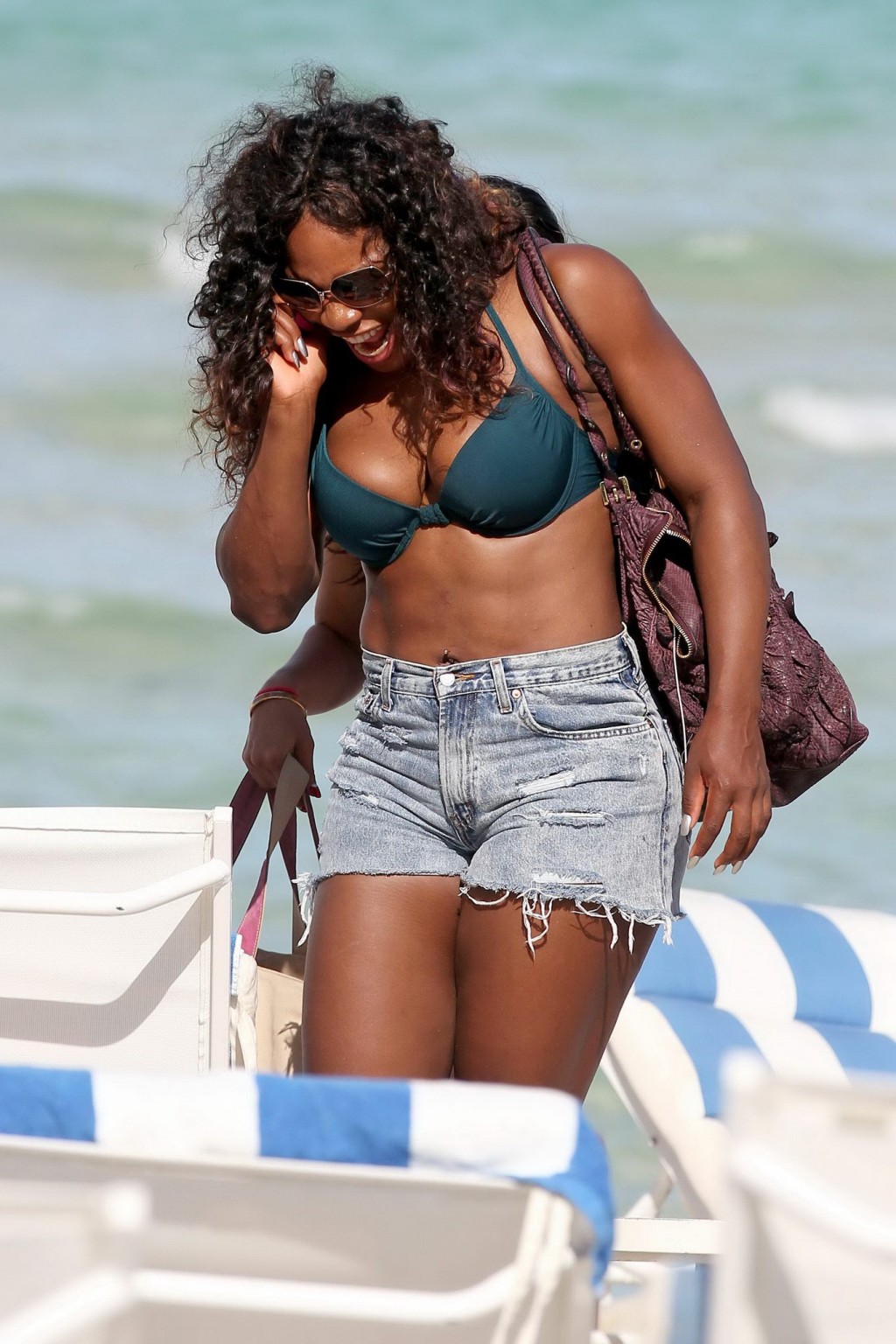 Serena williams busty indossando bikini alla spiaggia del sud #75295933