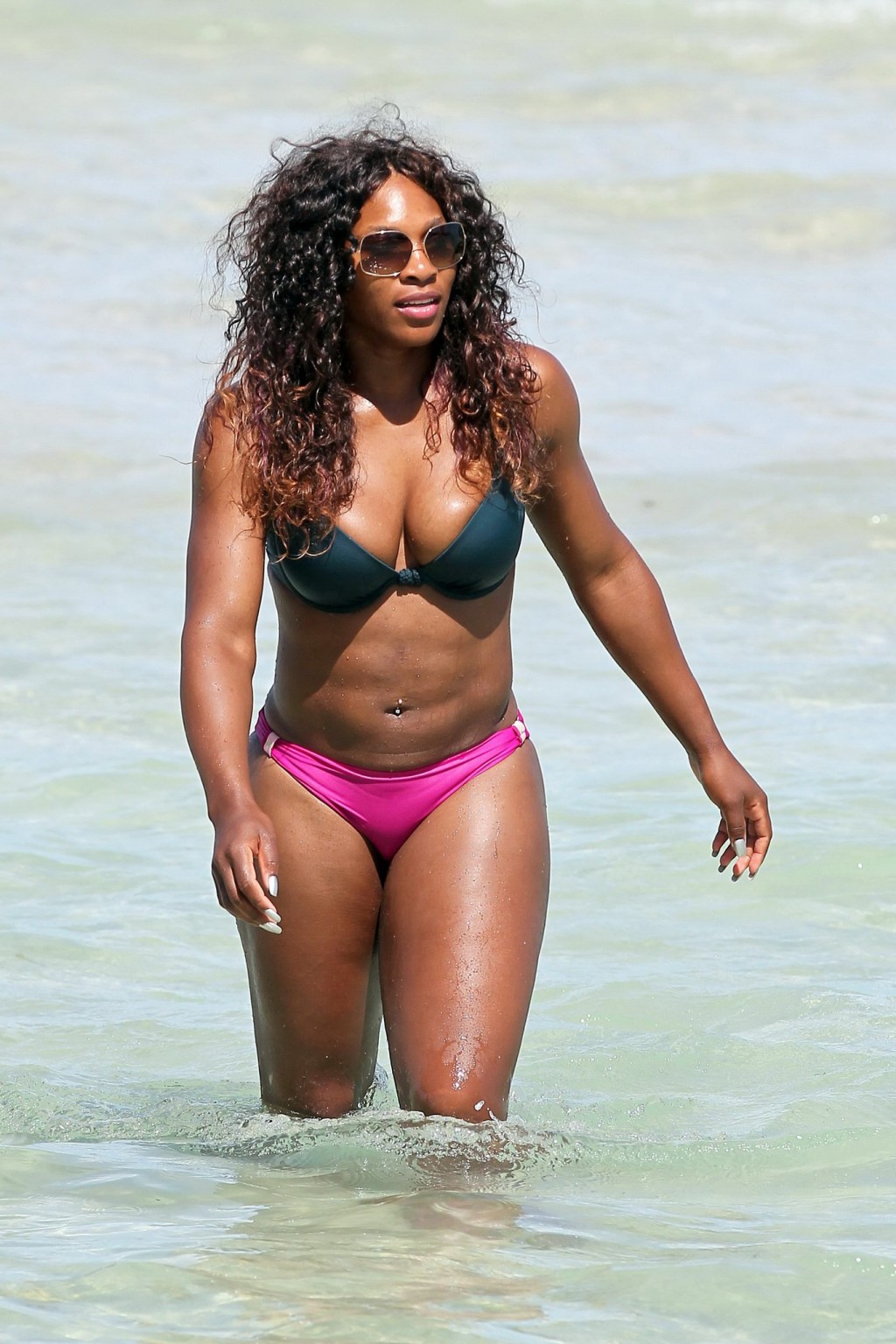 Serena williams busty indossando bikini alla spiaggia del sud #75295973