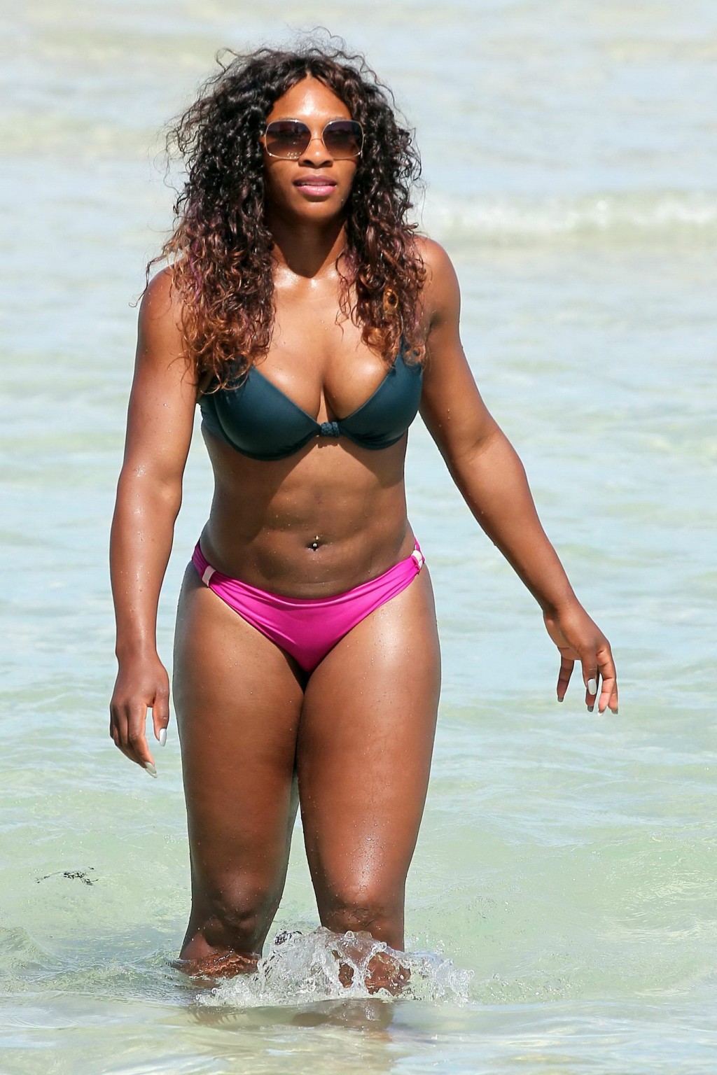 Serena williams busty indossando bikini alla spiaggia del sud #75295983