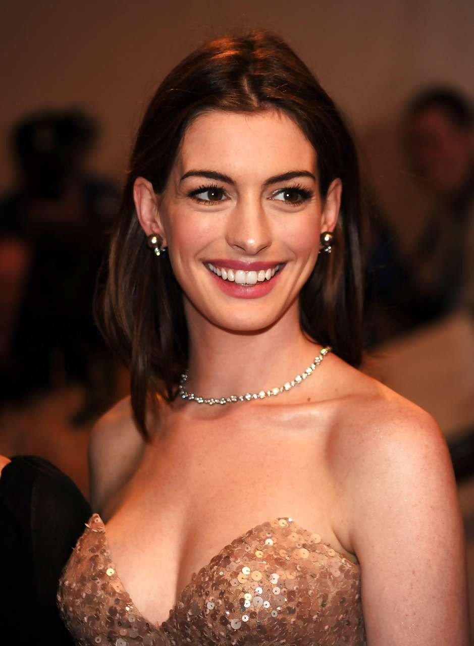 Anne Hathaway quasi upskirt e sexy in calze nere
 #75286462