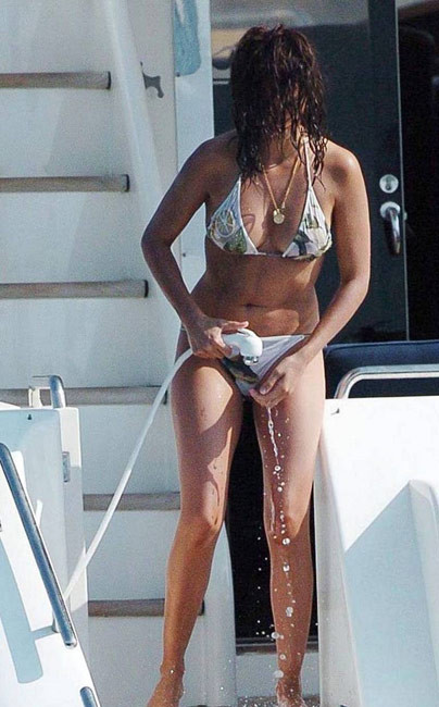 女優のペネロペ・クルスがビーチでパパラッチされた写真
 #75434031
