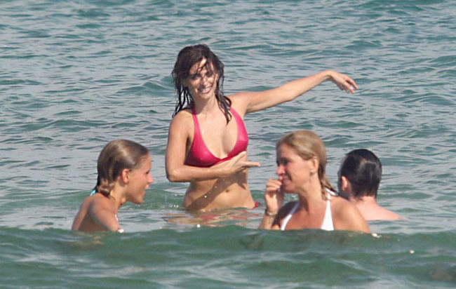 Adorable actriz penelope cruz fotos paparazzi en la playa
 #75434100