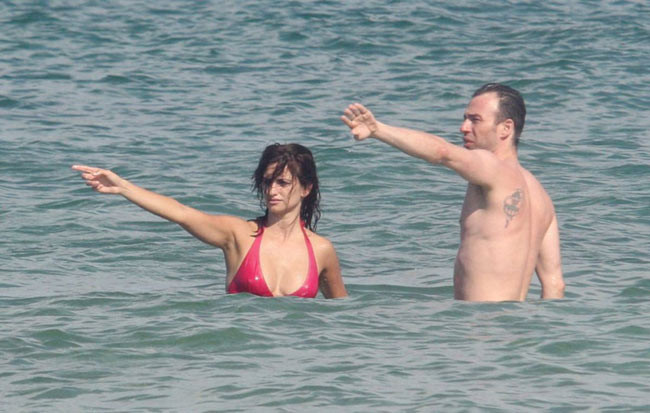 女優のペネロペ・クルスがビーチでパパラッチされた写真
 #75434111