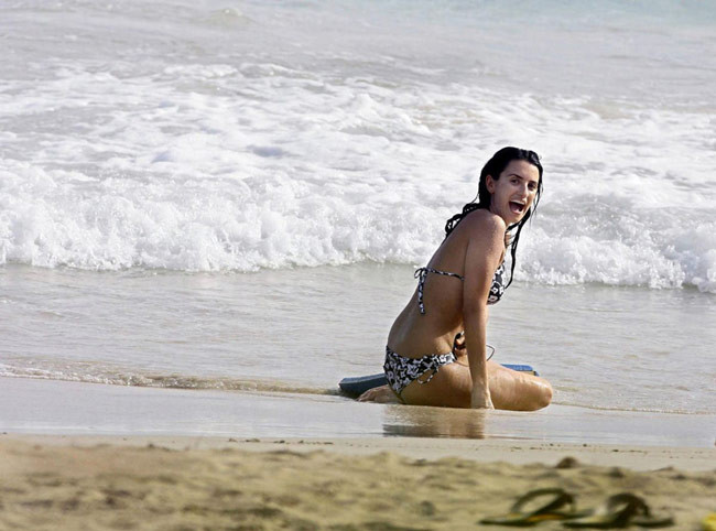 女優のペネロペ・クルスがビーチでパパラッチされた写真
 #75434135