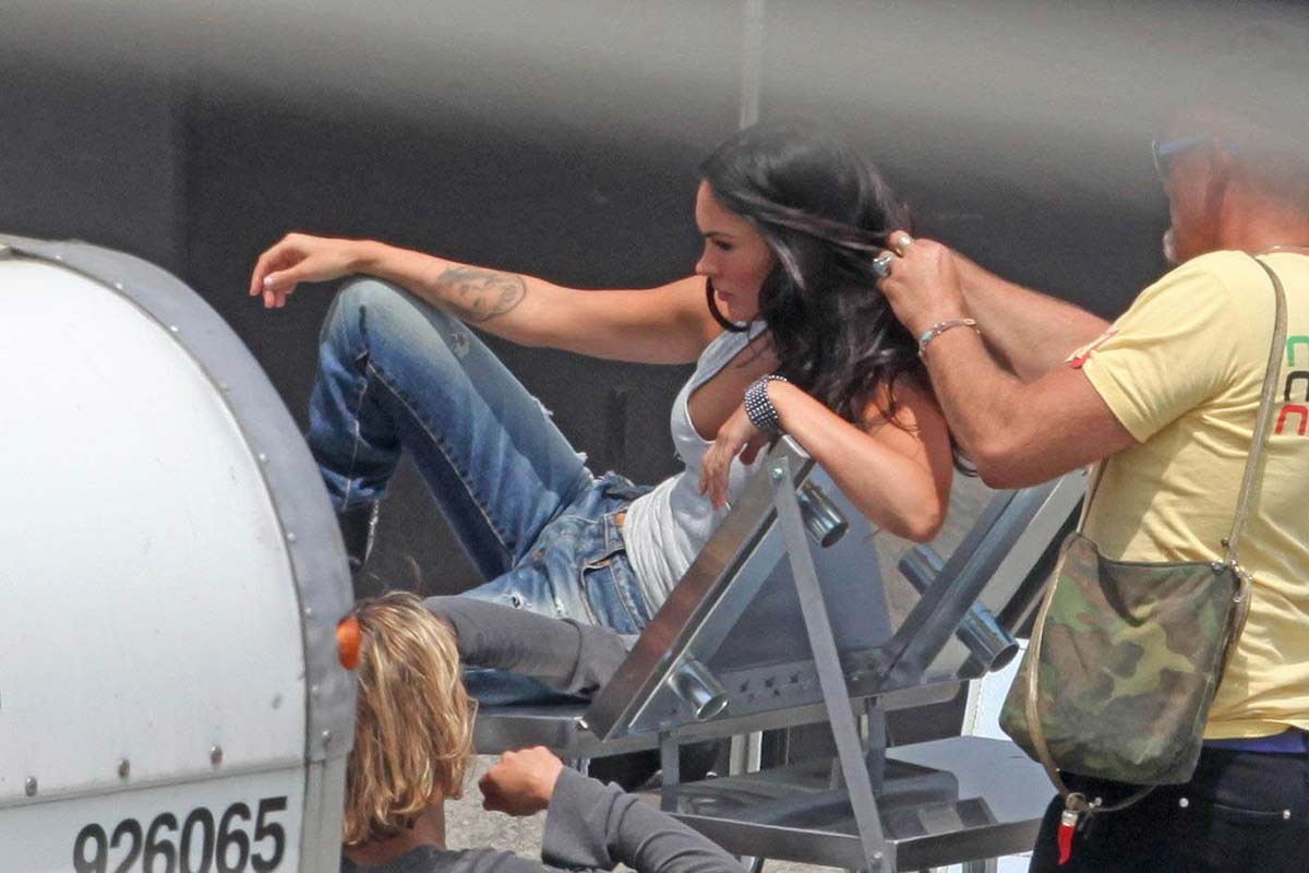 Megan fox in posa in abiti sexy e mostra il tatuaggio
 #75394142