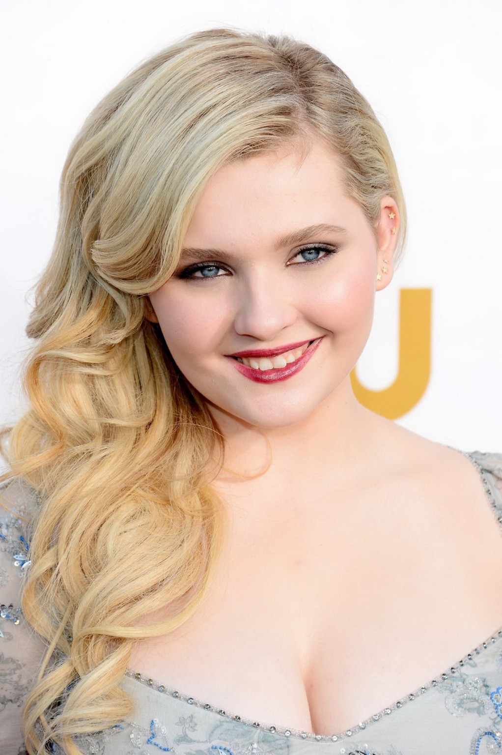 Abigail breslin che mostra la scissione enorme in un vestito di pizzo parzialmente see-through a 1
 #75206952