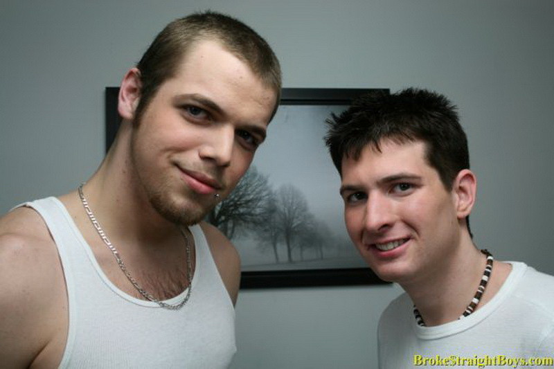 Due ragazzi del college etero che scopano gay per soldi
 #76981538