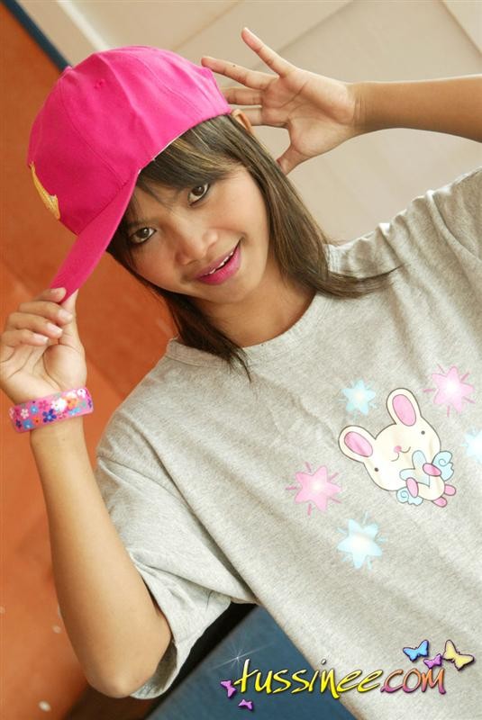 Teen thai girl tussinee en su pijama y gorra rosa
 #67996303