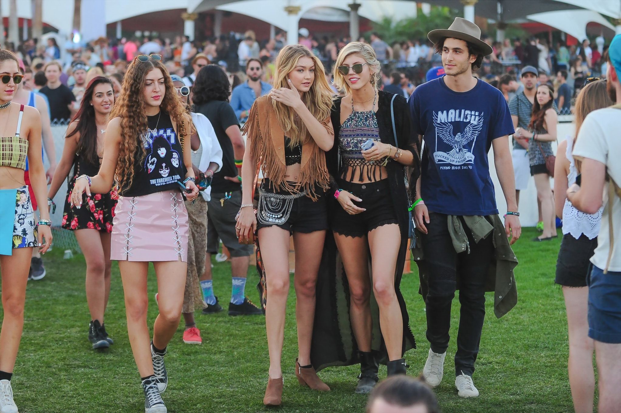 Gigi Hadid in Shorts und bauchfreiem Top mit ihren heißen Freundinnen beim Coachella Musikfesti
 #75167108