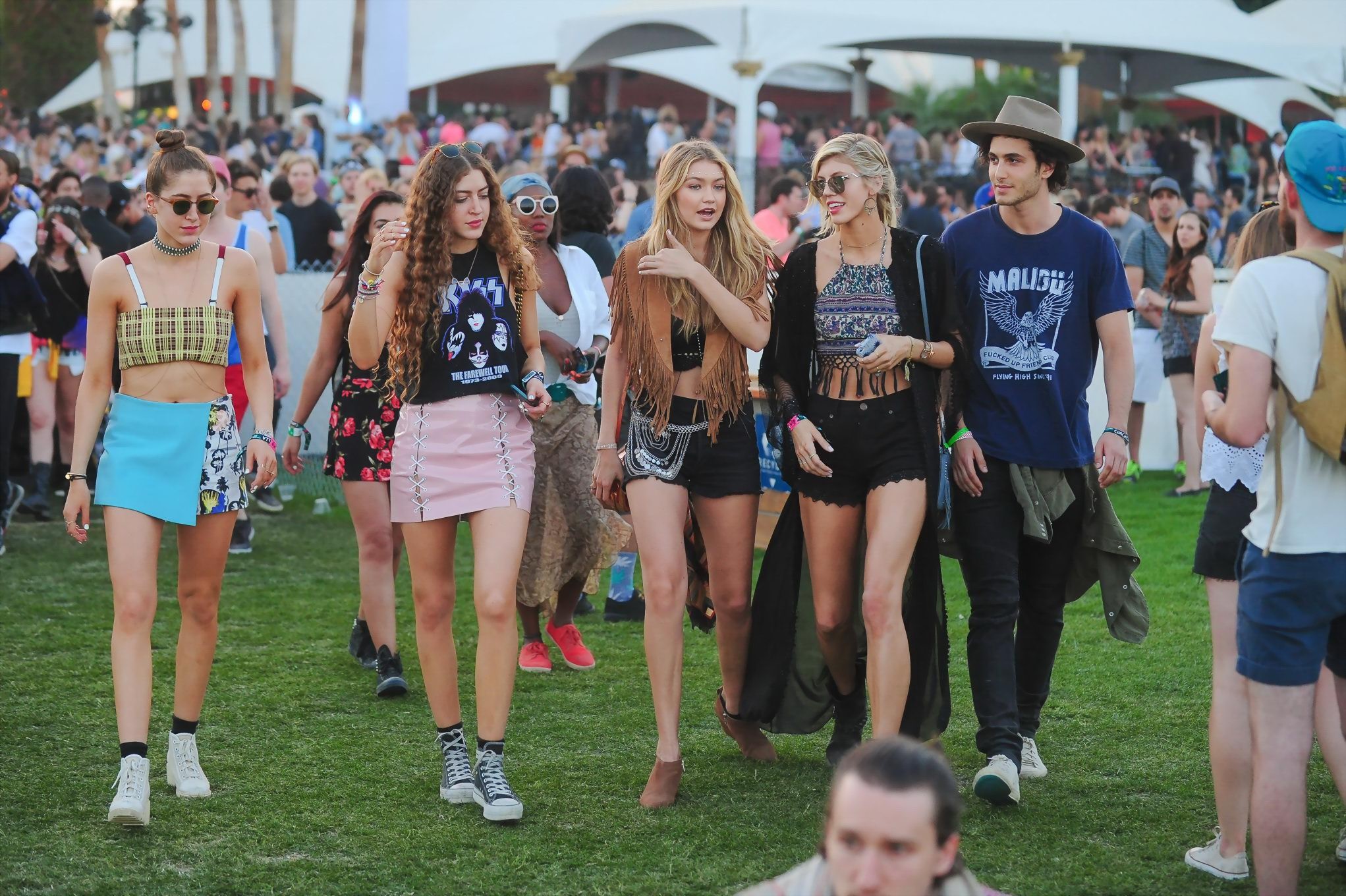 Gigi Hadid in Shorts und bauchfreiem Top mit ihren heißen Freundinnen beim Coachella Musikfesti
 #75167121