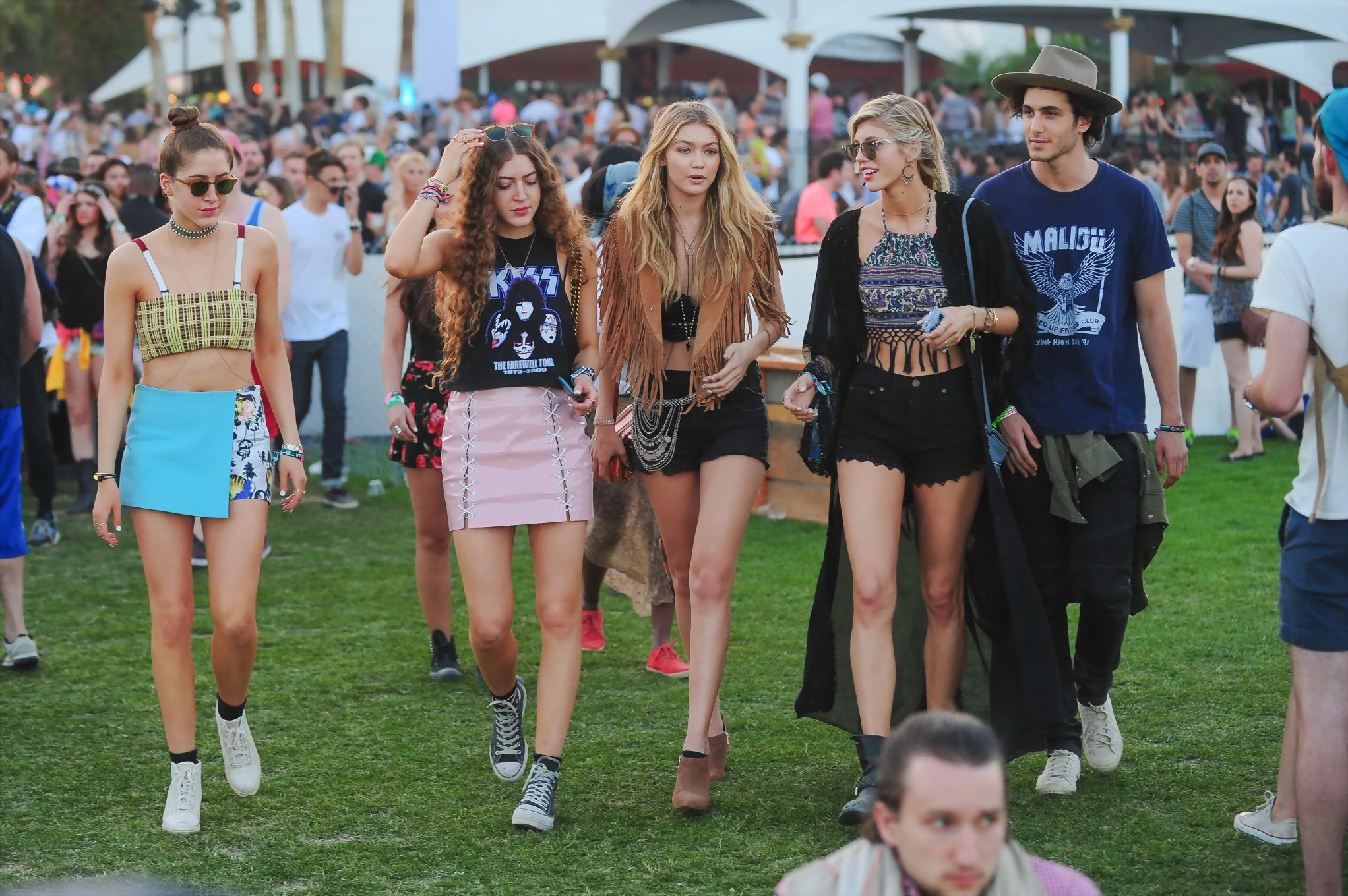 Gigi Hadid in Shorts und bauchfreiem Top mit ihren heißen Freundinnen beim Coachella Musikfesti
 #75167148