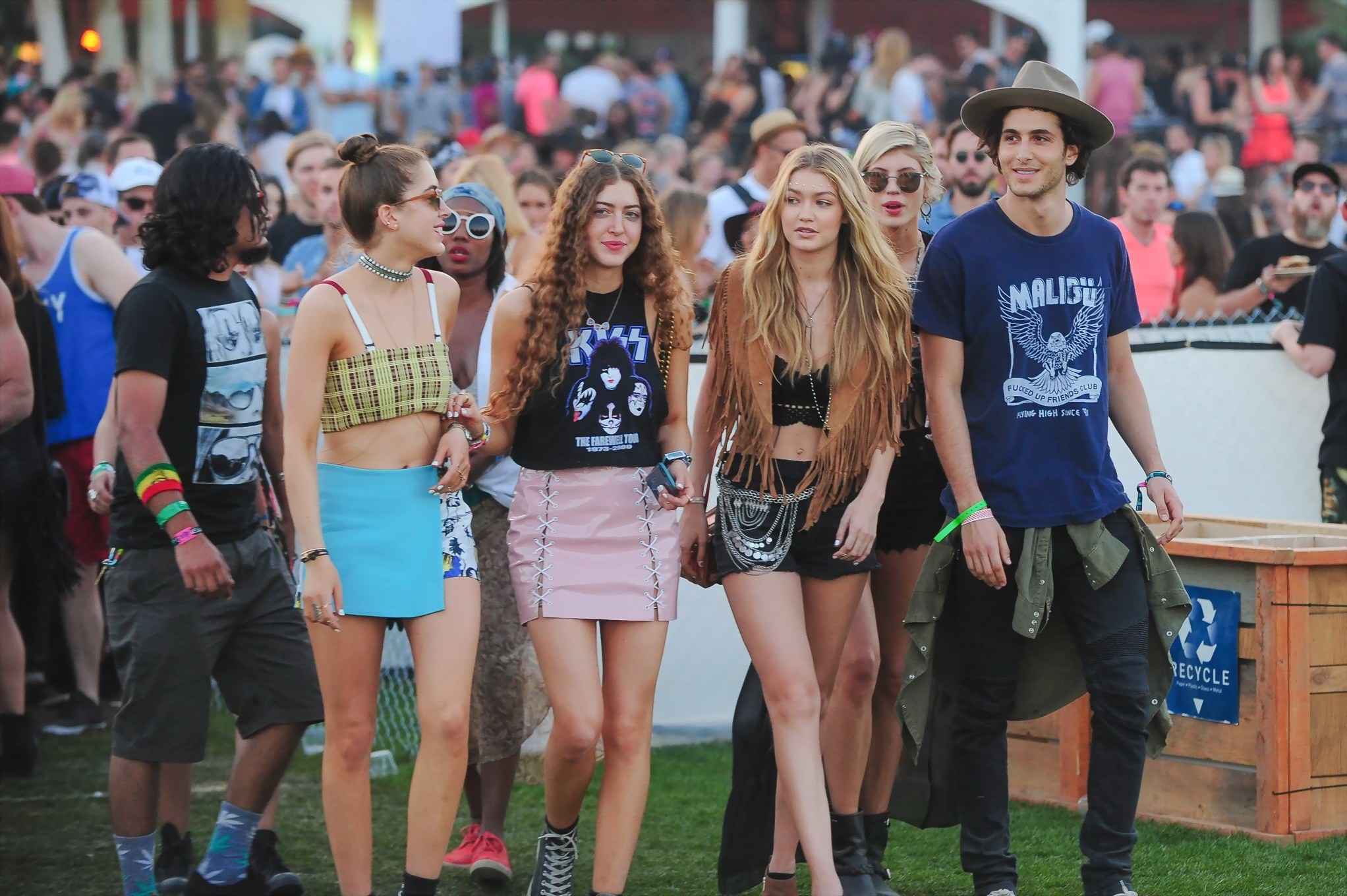 Gigi Hadid in Shorts und bauchfreiem Top mit ihren heißen Freundinnen beim Coachella Musikfesti
 #75167162