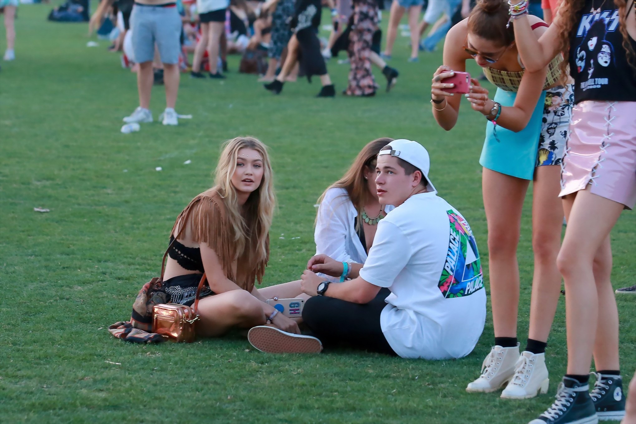 Gigi Hadid in Shorts und bauchfreiem Top mit ihren heißen Freundinnen beim Coachella Musikfesti
 #75167301