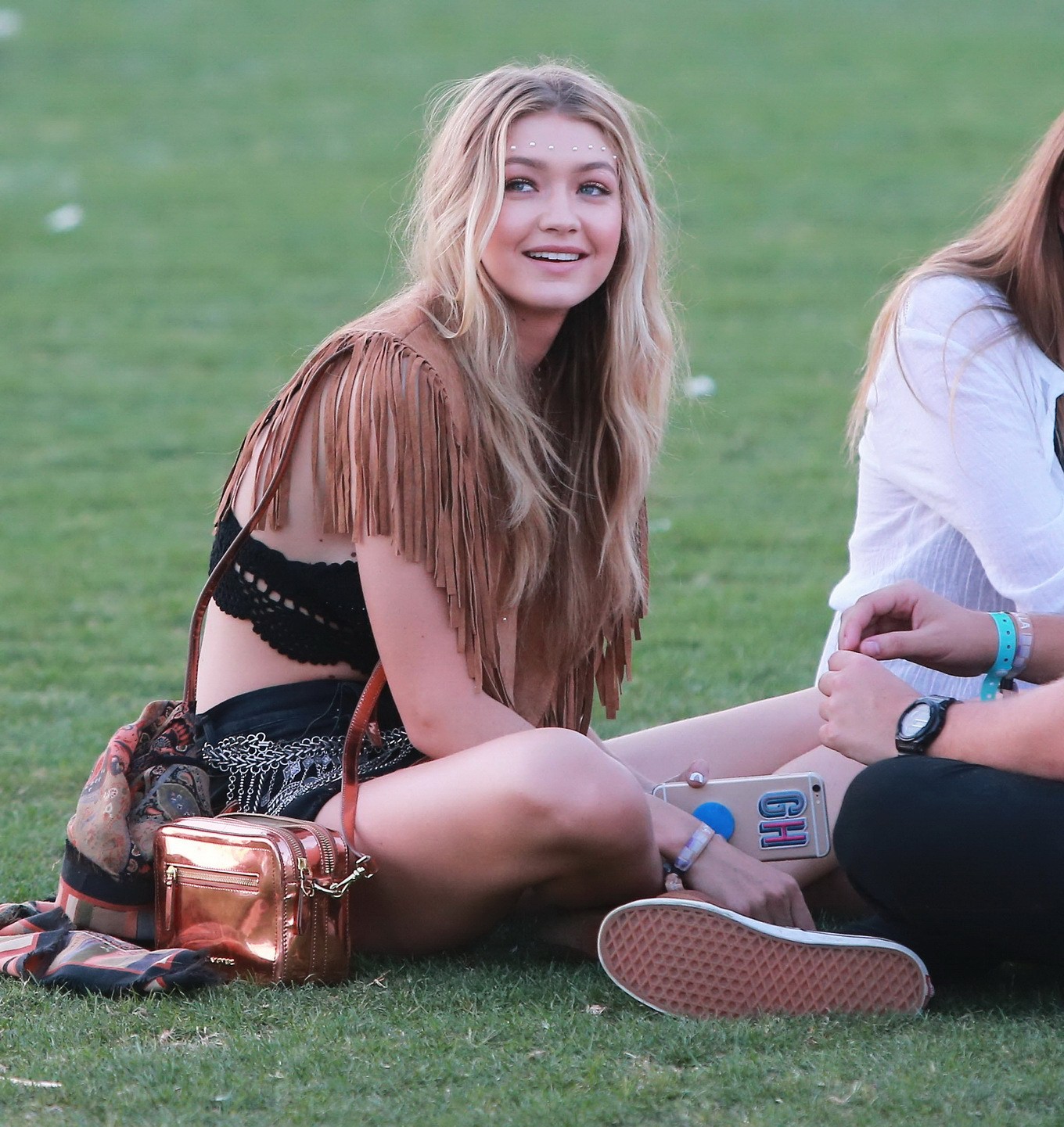 Gigi Hadid in Shorts und bauchfreiem Top mit ihren heißen Freundinnen beim Coachella Musikfesti
 #75167320