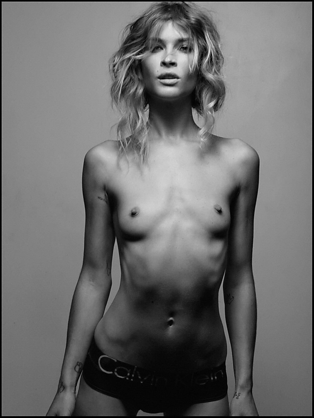 Erin Wasson che mostra il suo corpo completamente nudo al numero estivo 2012 della rivista Zink
 #75258814