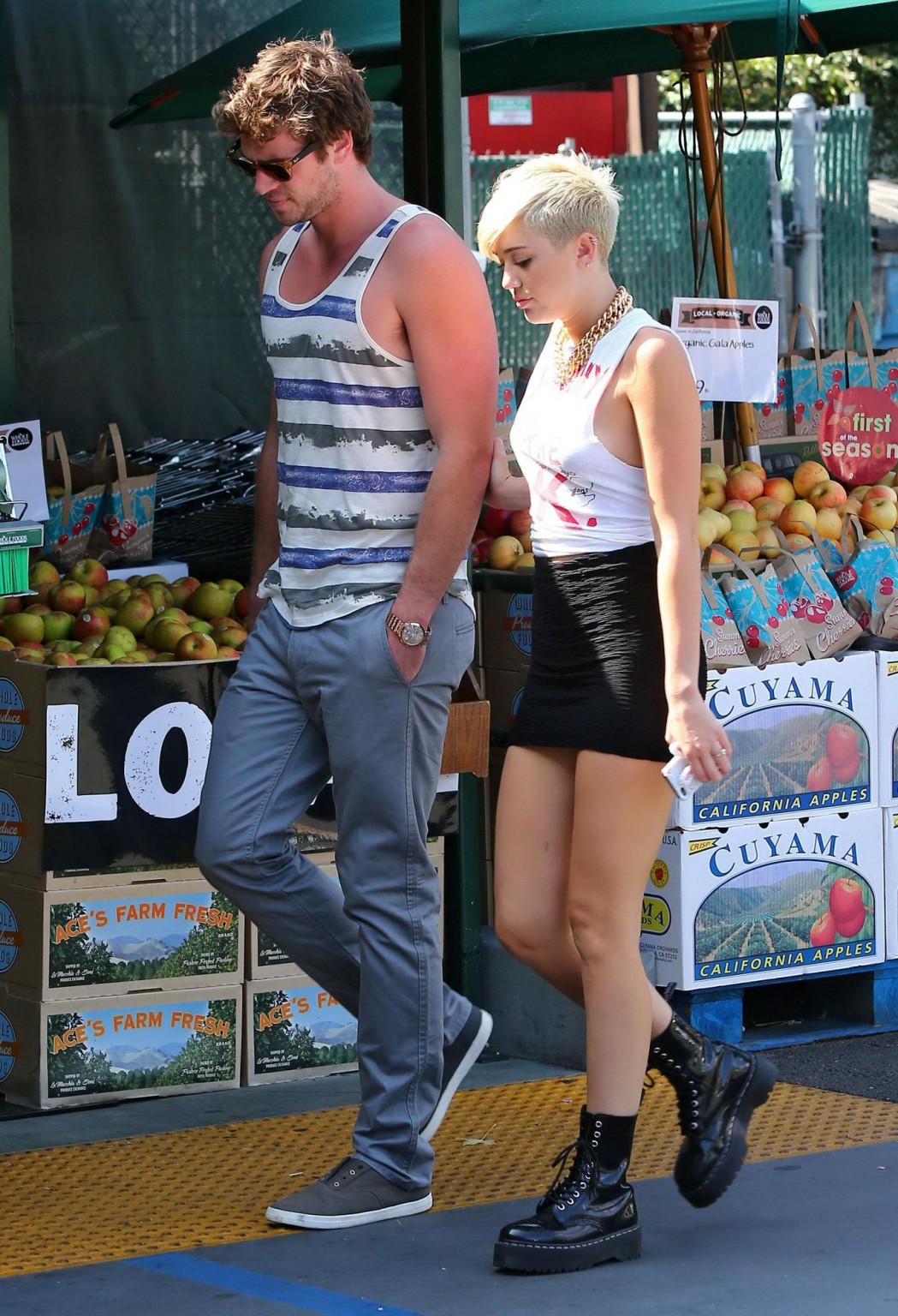 Miley Cyrus sans soutien-gorge montrant le côté de son sein à l'extérieur du magasin 'whole foods' à La Havane.
 #75252877