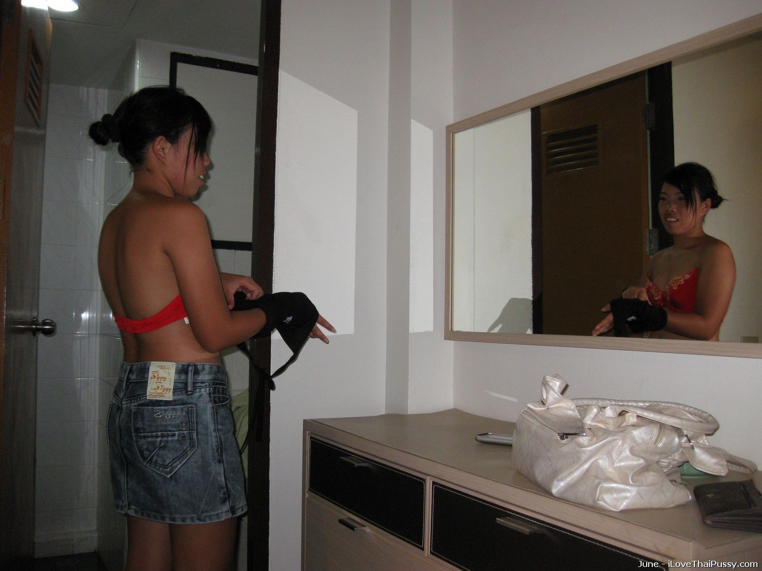 ホットなタイの売春婦が観光客に犯されて現金を手にする アジアの売春婦たち
 #69893044