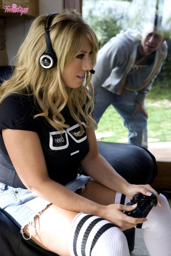 Heather Summers getting fucked while playing video games #73731901