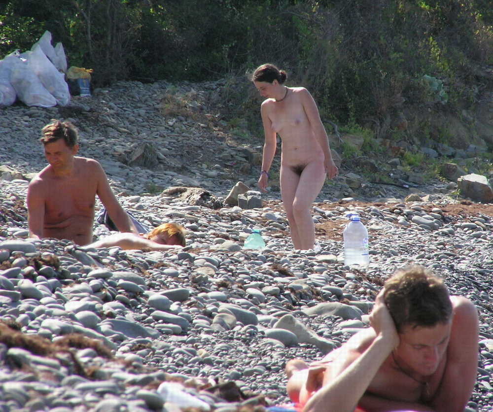 Teen russische Nudisten reiben sich gegenseitig an ihren Körpern ab
 #72253717