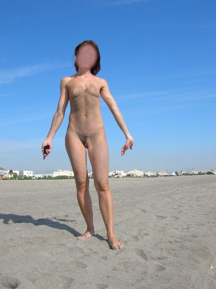 Teen russische Nudisten reiben sich gegenseitig an ihren Körpern ab
 #72253758