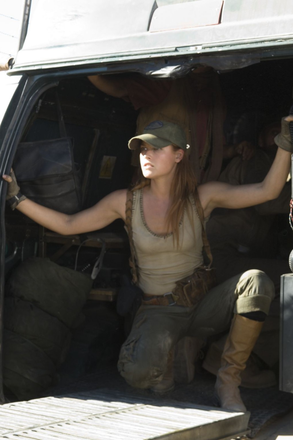 Ali larter luce muy sexy con un traje militar en 'resident evil: extinctio
 #75233887