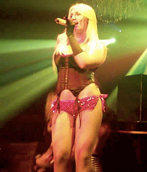 ブルックホーガンは、ステージ上の売春婦の衣装とアップスカートの写真で
 #75417009