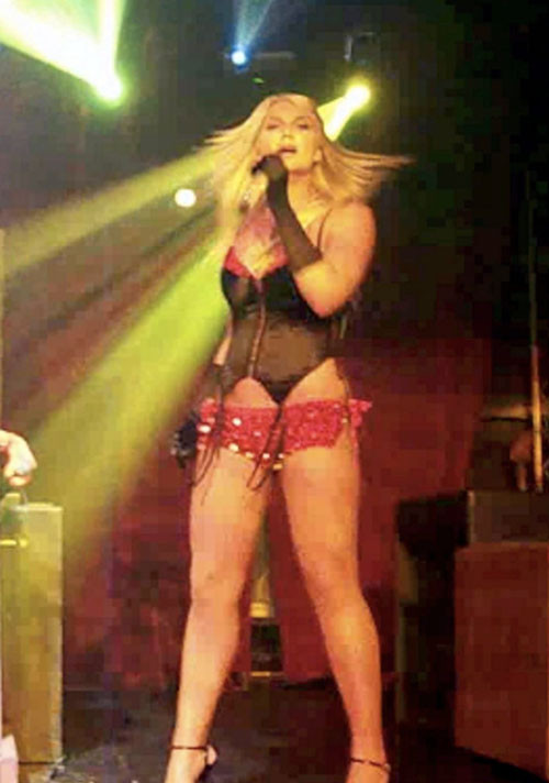 ブルックホーガンは、ステージ上の売春婦の衣装とアップスカートの写真で
 #75417049