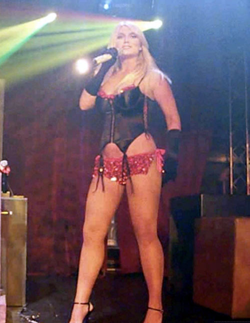 ブルックホーガンは、ステージ上の売春婦の衣装とアップスカートの写真で
 #75417074