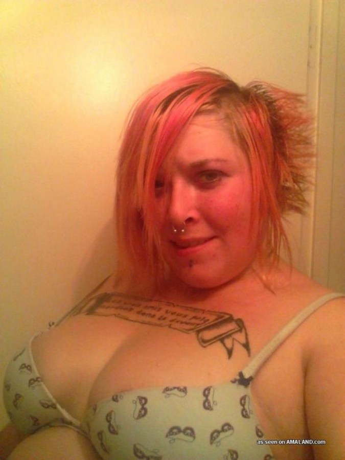 Bbw escena chick con tatuajes y el pelo rosa
 #67638482