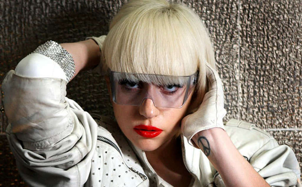 Lady Gaga zeigt ihren schönen Arsch in Höschen und posiert sexy in Strümpfen
 #75391869