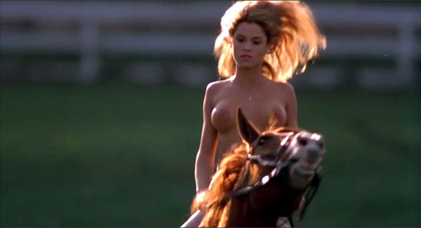 Betsy Russell che mostra le sue belle tette grandi mentre cavalca il cavallo
 #75403151