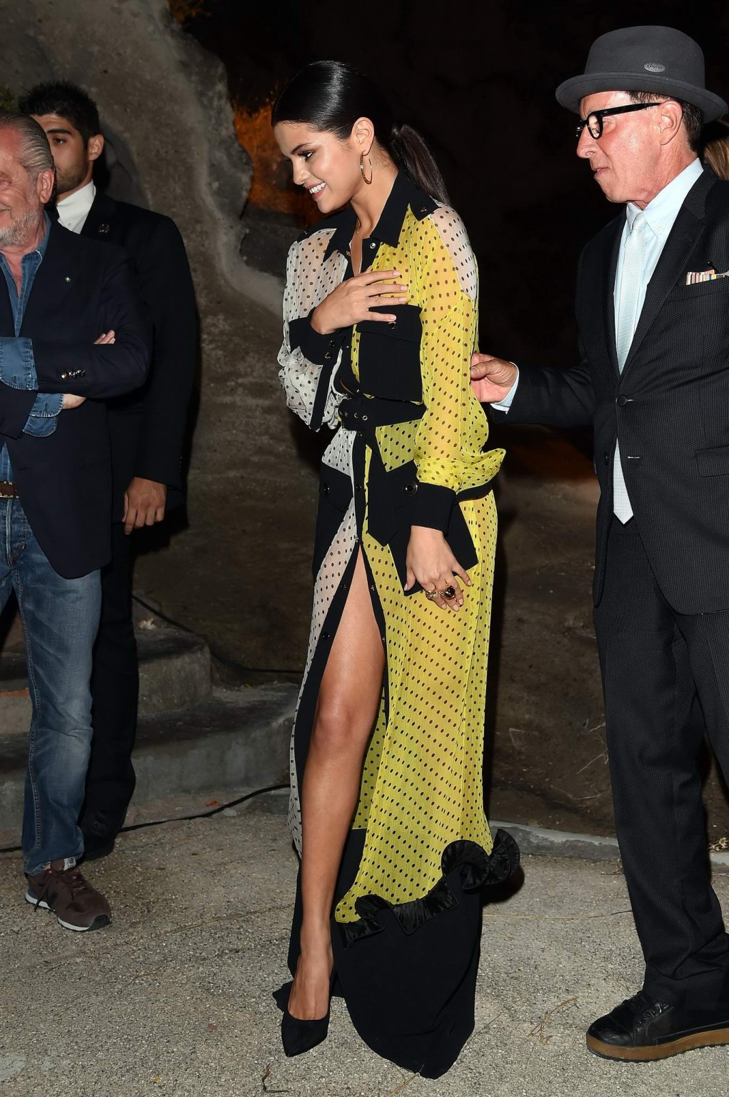 Selena gomez, jambes et seins nus, portant une grande robe ouverte au Globule d'Ischia.
 #75190256