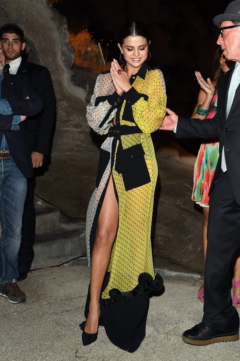 Selena gomez, jambes et seins nus, portant une grande robe ouverte au Globule d'Ischia.
 #75190260