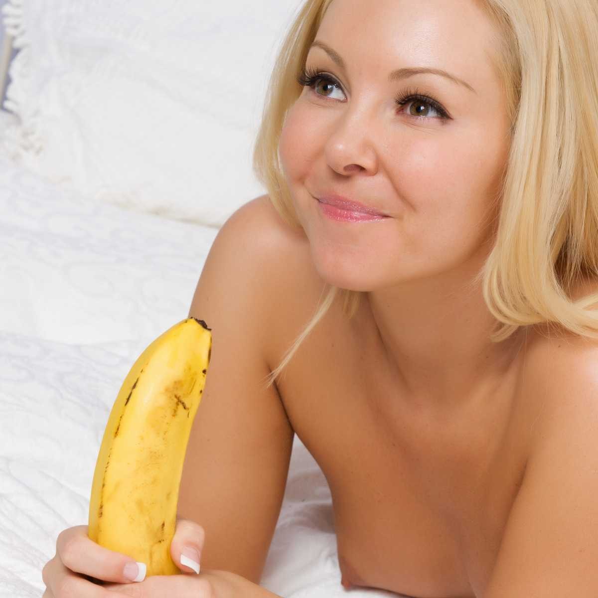 Aaliyah baise une banane et elle adore chaque minute, elle a baisé cette banane.
 #77140342