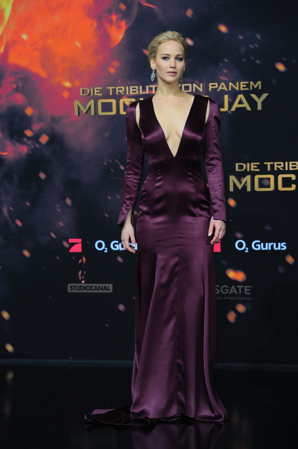 Jennifer Lawrence ostentando le sue tette in abito viola rivelatore
 #75150424