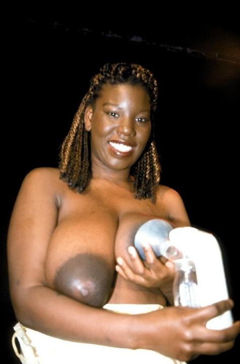 Une lesbienne en train de traire des seins.
 #73331019