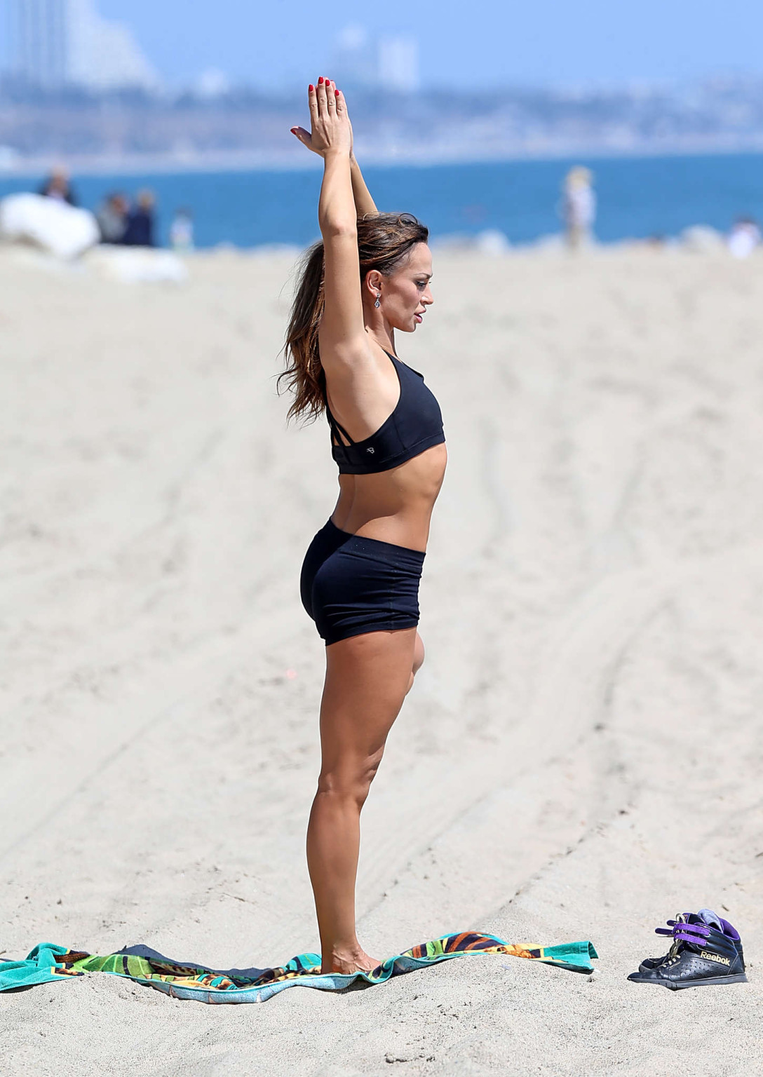 Karina smirnoff con sujetador deportivo y diminutos shorts mientras se ejercita en la playa en
 #75163108