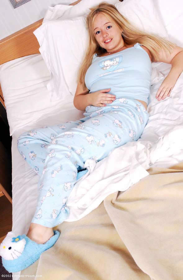 Kirsten, une amatrice aux gros seins, se fait taquiner sur le lit en pyjama.
 #73126421